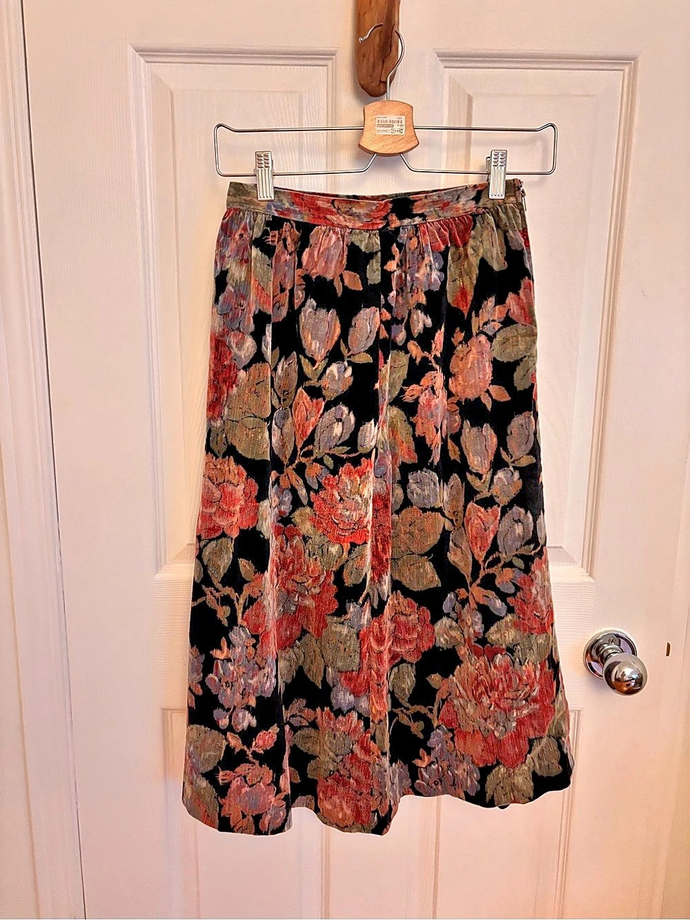 Vintage Floral Midi Skirt in Black & Pink Size 38